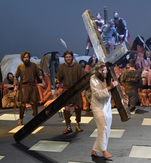 Passionsspiele Erl Szene Jesus mit dem Kreuz 2013
